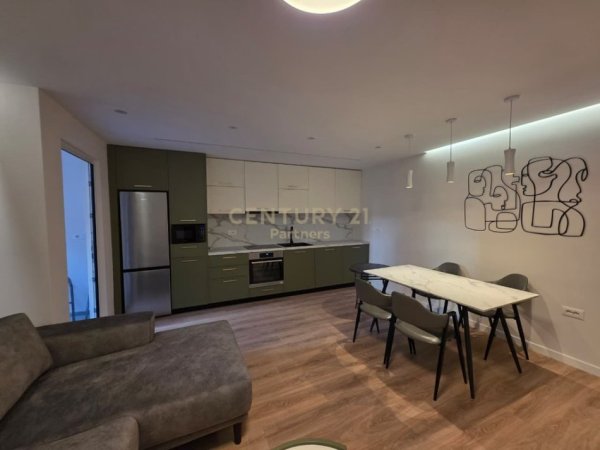 Tirane, jepet me qera apartament 2+1 Kati 1, 93 m² 900 € (Sheshi Skenderbej)