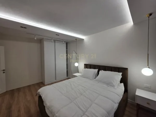 Tirane, jepet me qera apartament 2+1 Kati 1, 93 m² 900 € (Sheshi Skenderbej)