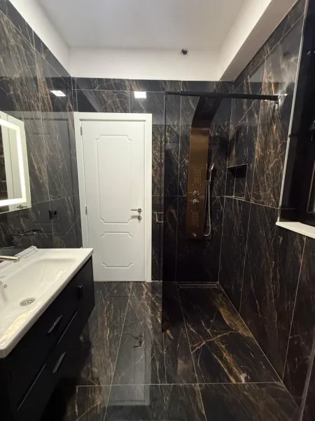 Tirane, jepet me qera apartament 2+1 Kati 3, 110 m² 650 € (URBAN GATE)