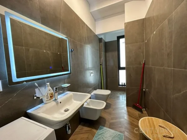 Tirane, jepet me qera apartament 1+1 Kati 9, 76 m² 800 € (Square 21)