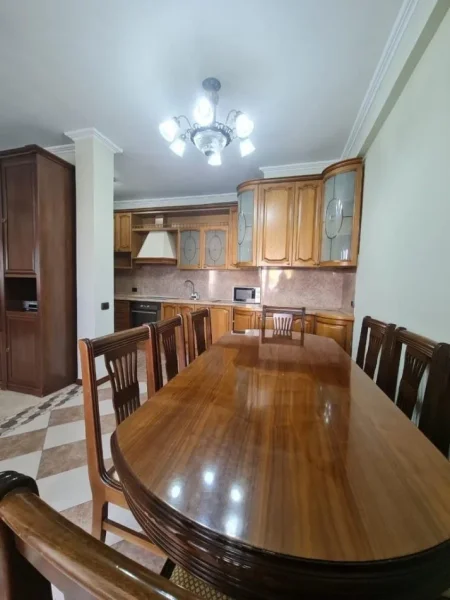 Tirane, jepet me qera apartament 3+1 Kati 3, 135 m² 850 € (Bulevardi Zogu I)