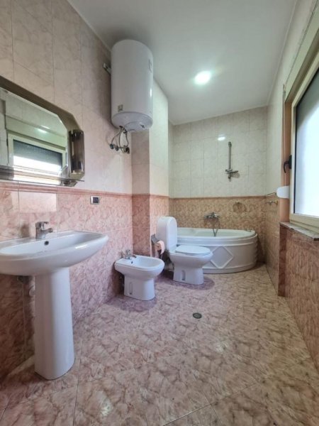 Tirane, jepet me qera apartament 3+1 Kati 3, 135 m² 850 € (Bulevardi Zogu I)