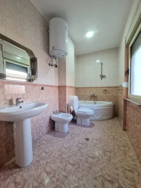 Tirane, jepet me qera apartament 3+1 Kati 3, 135 m² 850 € (Bulevardi Zogu I)