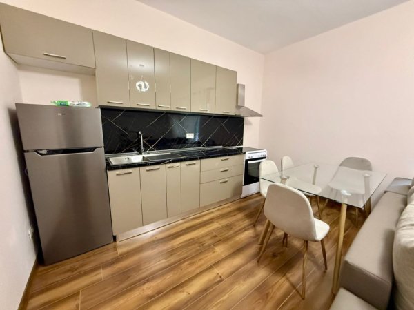 Tirane, jepet me qera apartament 1+1 Kati 4, 60 m² 650 € (Rruga Kavajes)