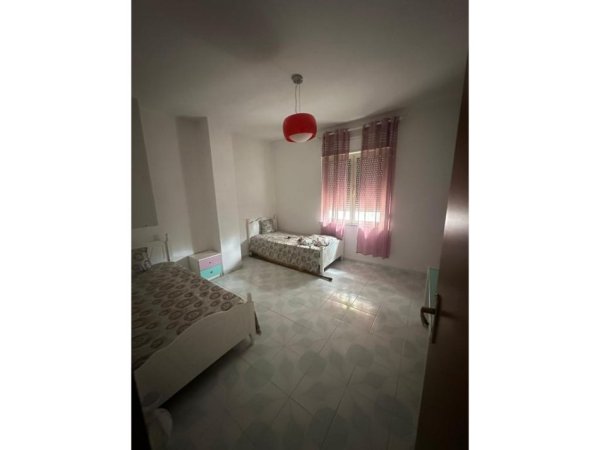 Tirane, jepet me qera apartament 2+1+Aneks+Ballkon Kati 1, 130 m² 500 € (Ministria e jashtme)
