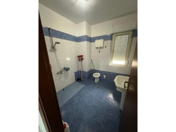 Tirane, jepet me qera apartament 2+1+Aneks+Ballkon Kati 1, 130 m² 500 € (Ministria e jashtme)
