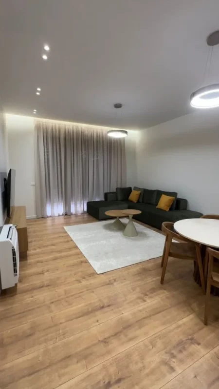 Tirane, jepet me qera apartament 1+1+Aneks+Ballkon Kati 4, 72 m² 900 € (Kompleksi Delijorgji)