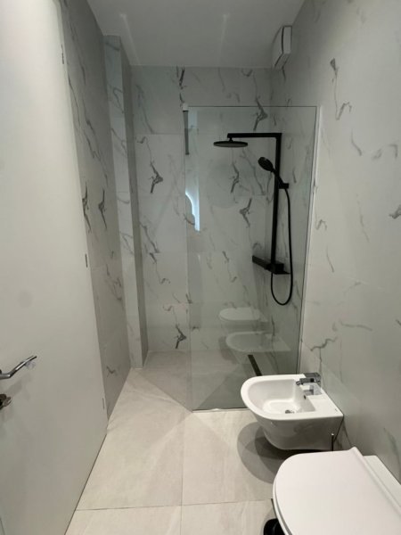 Tirane, jepet me qera apartament 1+1+Aneks+Ballkon Kati 4, 72 m² 900 € (Kompleksi Delijorgji)