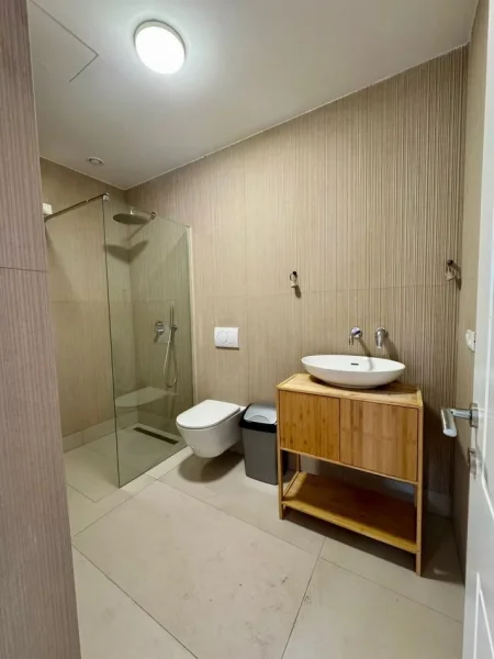 Tirane, jepet me qera zyre Kati 3, 158 m² 1.850 € (Lake View Residence)