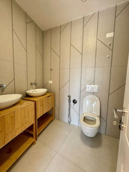 Tirane, jepet me qera zyre Kati 3, 158 m² 1.850 € (Lake View Residence)