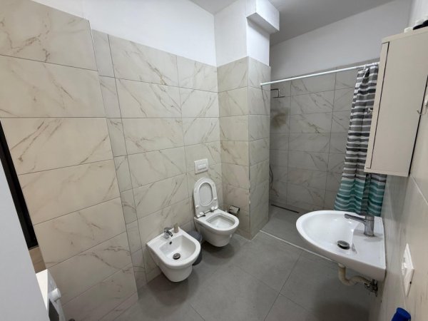 Tirane, jepet me qera apartament 1+1+Ballkon Kati 2, 65 m² 750 € (Kodra e Diellit)
