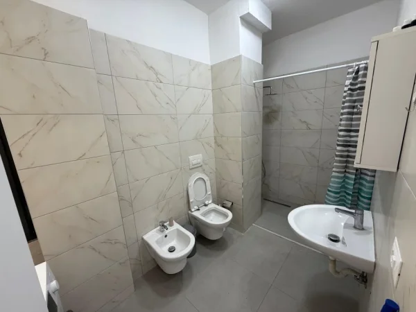 Tirane, jepet me qera apartament 1+1+Ballkon Kati 2, 65 m² 750 € (Kodra e Diellit)