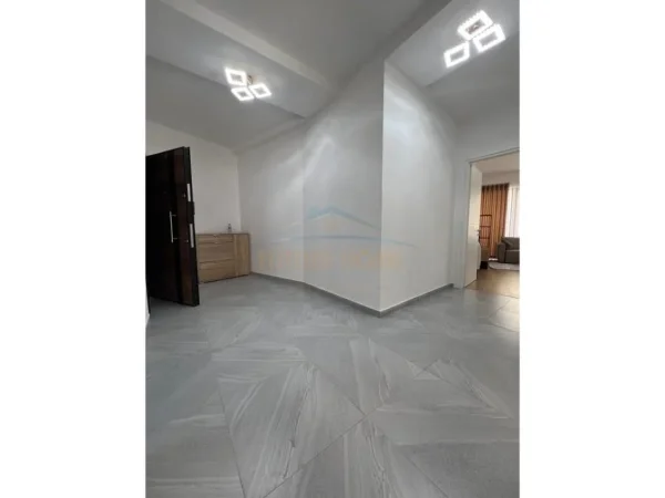 Tirane, jepet me qera apartament 2+1 Kati 3, 105 m² 550 € 