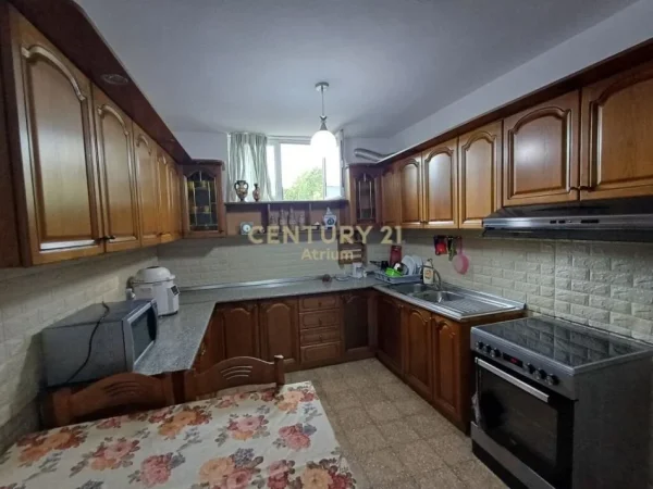 Tirane, jepet me qera apartament 3+1 Kati 1, 100 m² 480 € (Varri Bamit)