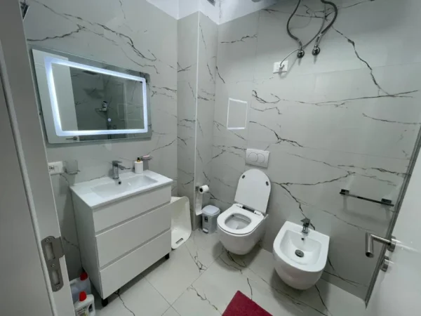 Tirane, jepet me qera apartament 1+1 Kati 2, 800 € (Selite)