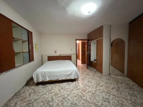 Tirane, shitet apartament 2+1 Kati 2, 78 m² (Kombinat)