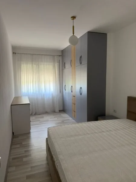 Tirane, jepet me qera apartament 1+1+Ballkon Kati 2, 81 m² 350 € (Fresku)