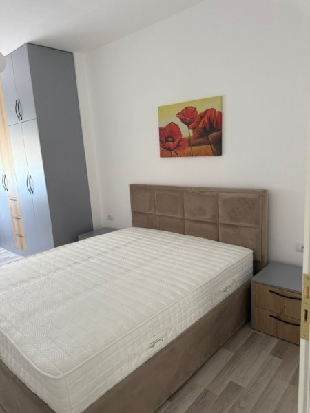 Tirane, jepet me qera apartament 1+1+Ballkon Kati 2, 81 m² 350 € (Fresku)