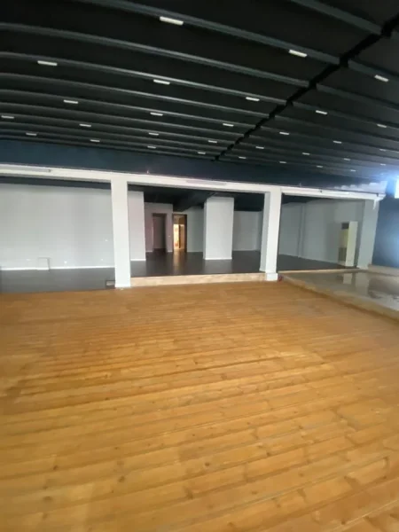 Tirane, jepet me qera ambjent biznesi Kati 0, 727 m² 15.000 € (ISH EKSPOZITA)
