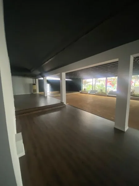 Tirane, jepet me qera ambjent biznesi Kati 0, 727 m² 15.000 € (ISH EKSPOZITA)