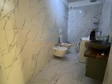 Tirane, jepet me qera apartament 3+1 Kati 4, 120 m² 850 € 