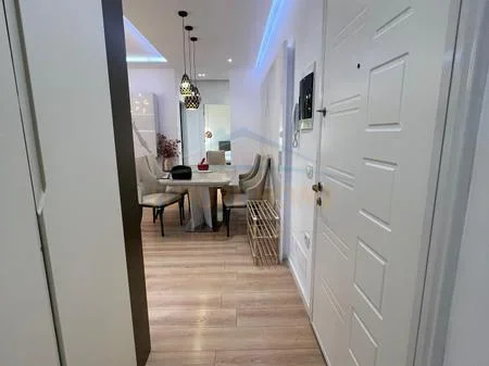Tirane, jepet me qera apartament 3+1 Kati 4, 120 m² 850 € 