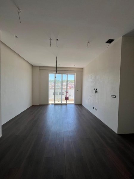 Tirane, jepet me qera apartament 2+1 Kati 9, 95 m² (Komuna e Parisit)