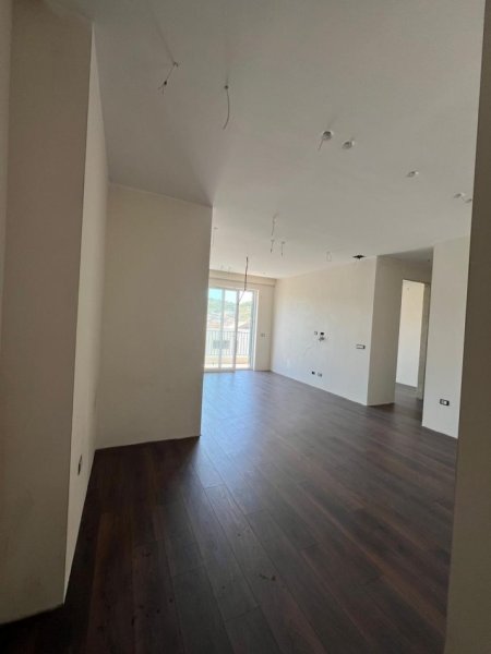 Tirane, jepet me qera apartament 2+1 Kati 9, 95 m² (Komuna e Parisit)