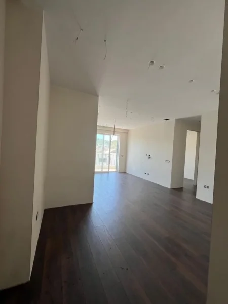 Tirane, jepet me qera apartament 2+1 Kati 9, 95 m² (Komuna e Parisit)