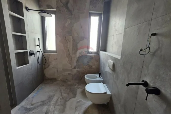 Tirane, shitet apartament 2+1+Ballkon , 156 m² 452.900 € 