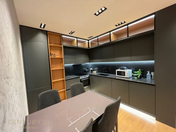 Tirane, jepet me qera apartament 2+1 Kati 6, 77 m² 1.700 € (Rr.e Kavajes)