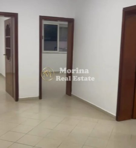 Tirane, jepet me qera shtepi 3+1 Kati 1, 110 m² 400 € (Rruga Besa)
