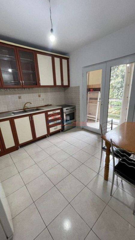 Tirane, jepet me qera apartament 1+1+Ballkon Kati 1, 70 m² 600 € (Laprak)