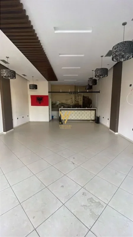 Tirane, jepet me qera dyqan Kati 0, 70 m² 500 € (YZBERISHT)