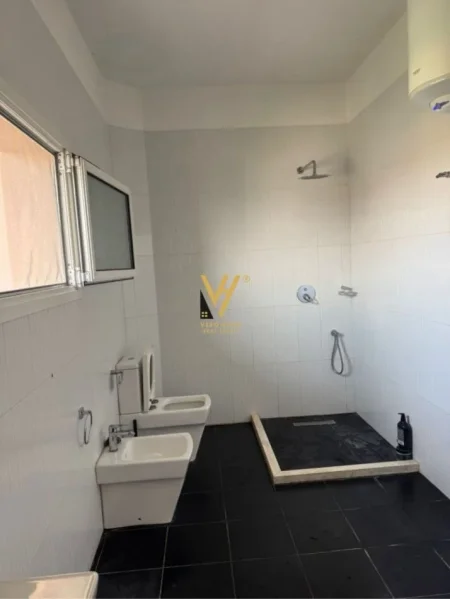 Tirane, jepet me qera apartament 2+1+Ballkon Kati 0, 150 m² 450 € (SANATORIUM)