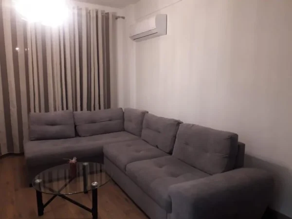 Tirane, jepet me qera apartament 1+1+Aneks+Ballkon Kati 5, 75 m² 800 € (Rruga Muhamet Gjollesha)