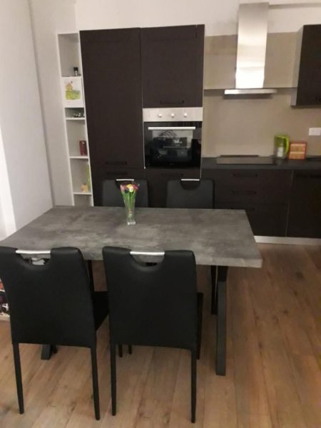 Tirane, jepet me qera apartament 1+1+Aneks+Ballkon Kati 5, 75 m² 800 € (Rruga Muhamet Gjollesha)