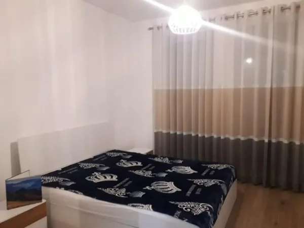 Tirane, jepet me qera apartament 1+1+Aneks+Ballkon Kati 5, 75 m² 800 € (Rruga Muhamet Gjollesha)