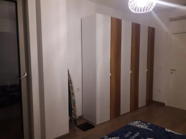 Tirane, jepet me qera apartament 1+1+Aneks+Ballkon Kati 5, 75 m² 800 € (Rruga Muhamet Gjollesha)