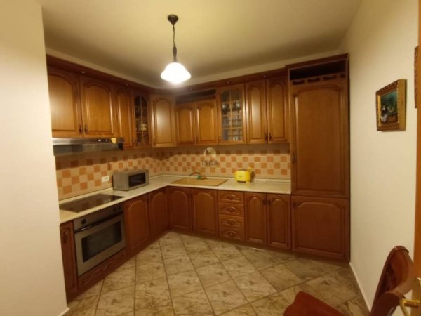 Tirane, jepet me qera apartament 3+1+Aneks+Ballkon Kati 6, 157 m² 1.100 € (Rruga e Barrikadave)