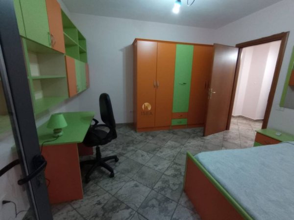 Tirane, jepet me qera apartament 3+1+Aneks+Ballkon Kati 6, 157 m² 1.100 € (Rruga e Barrikadave)