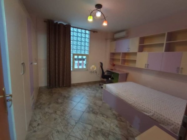 Tirane, jepet me qera apartament 3+1+Aneks+Ballkon Kati 6, 157 m² 1.100 € (Rruga e Barrikadave)
