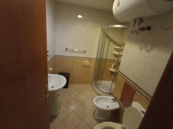 Tirane, jepet me qera apartament 3+1+Aneks+Ballkon Kati 6, 157 m² 1.100 € (Rruga e Barrikadave)