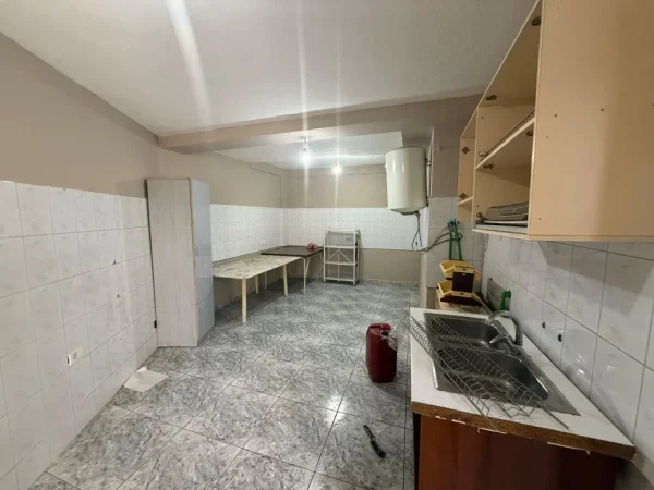 Tirane, shitet lokal Kati 0, 125 m² 215.000 € (Xhamlliku)