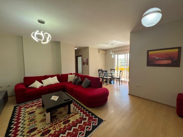 Tirane, jepet me qera apartament 2+1+Ballkon Kati 6, 106 m² 700 € (Pallati me shigjeta)