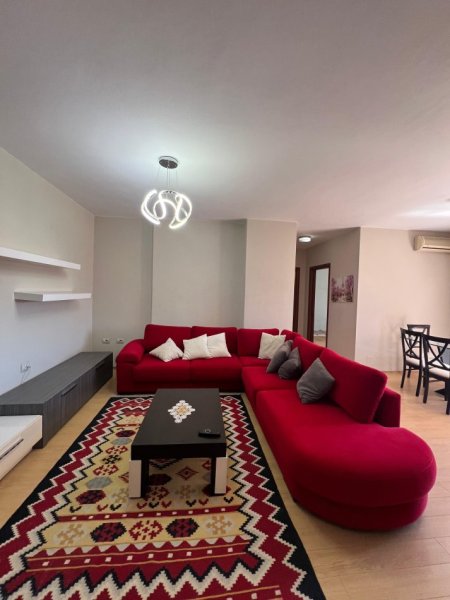 Tirane, jepet me qera apartament 2+1+Ballkon Kati 6, 106 m² 700 € (Pallati me shigjeta)