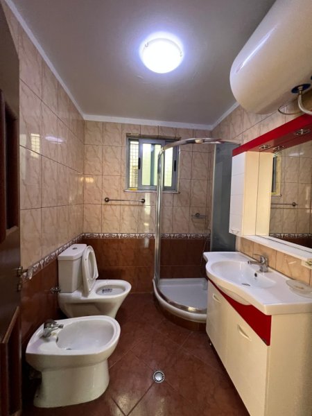 Tirane, jepet me qera apartament 2+1+Ballkon Kati 6, 106 m² 700 € (Pallati me shigjeta)