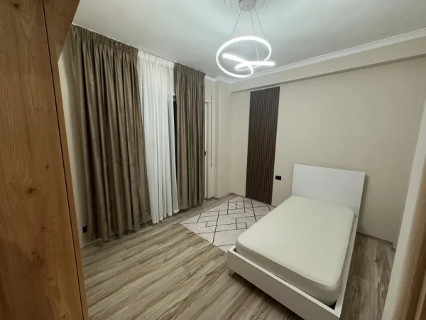 Tirane, jepet me qera apartament 2+1+Ballkon Kati 5, 105 m² 700 € (Kopshti Botanik)