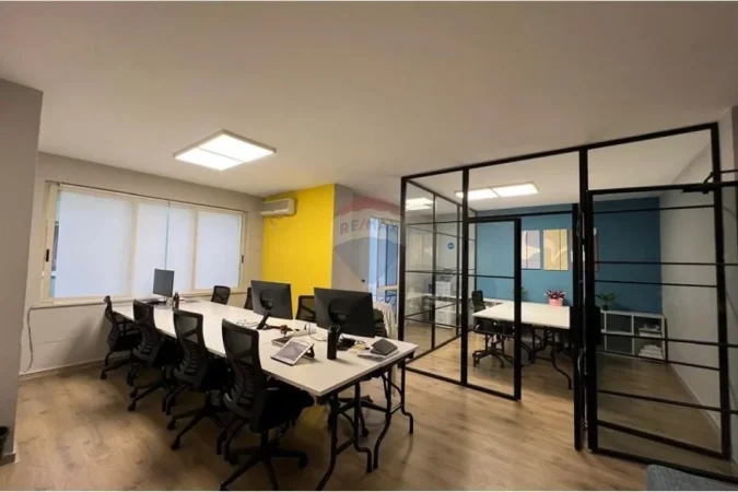 Tirane, jepet me qera zyre , 132 m² 2.500 € 