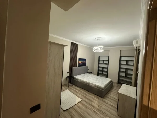Tirane, jepet me qera apartament 2+1+Ballkon Kati 5, 105 m² 700 € (Kopshti Botanik)